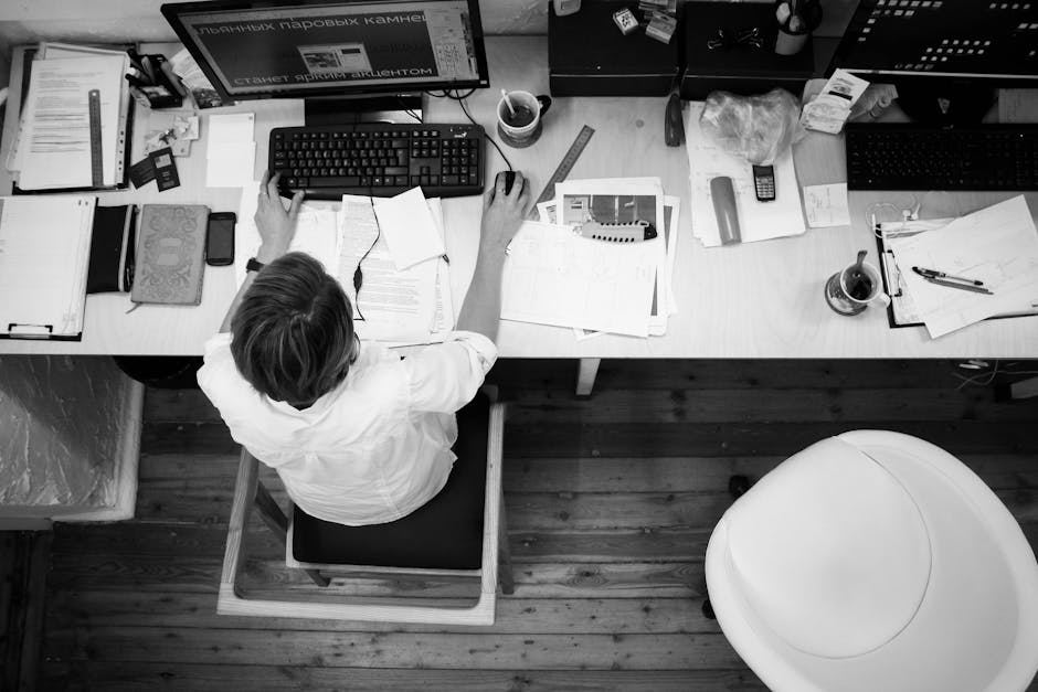 Blog | iGlobalWeb | Web Design SEO eCommerce Marketing Printing Company | pexels photo 140945 140945 Black and white image of an employee working at a desk with papers and computer.